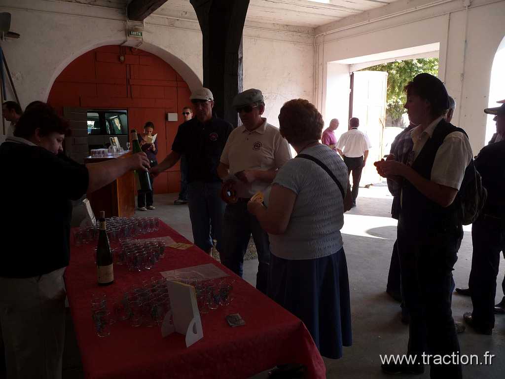 2011_rustenhart (54).jpg - 02/10/2011 - 68740 RUSTENHART 31ème Randonnée Internationale des Vendanges - Dégustation place de la République